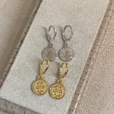 Brinco mini argola medalha de são bento em banho de ródio