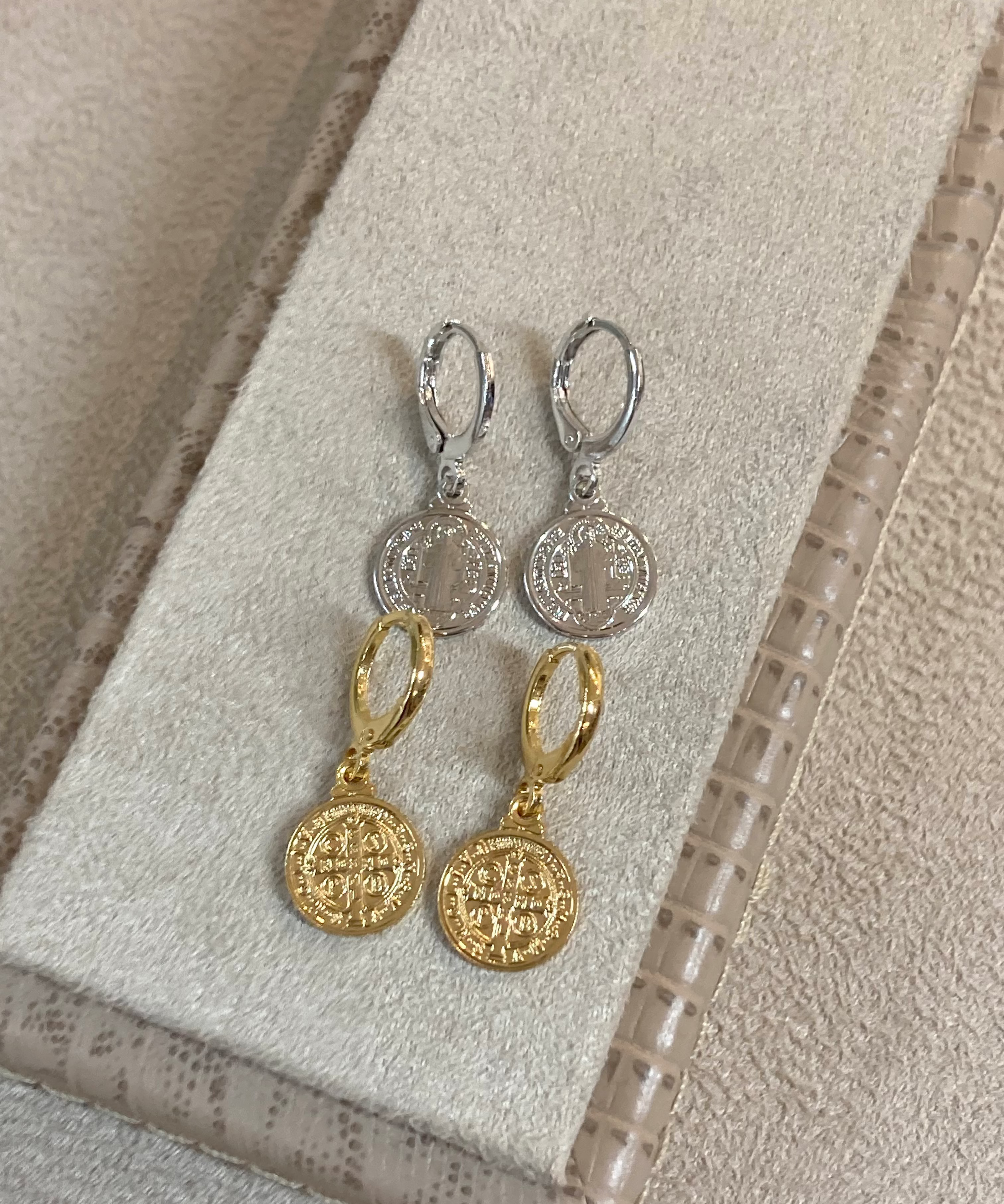 Brinco mini argola medalha de são bento em banho de ródio