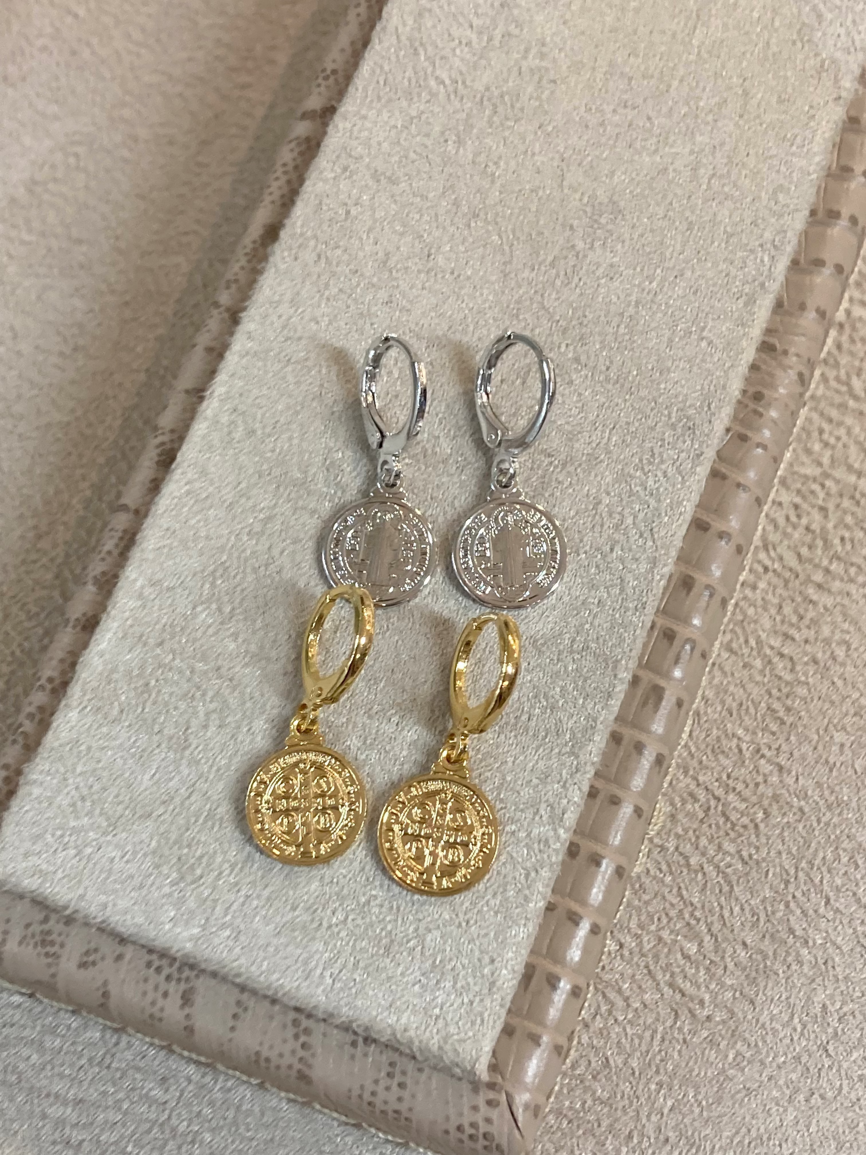 Brinco mini argola medalha de são bento em banho de ródio