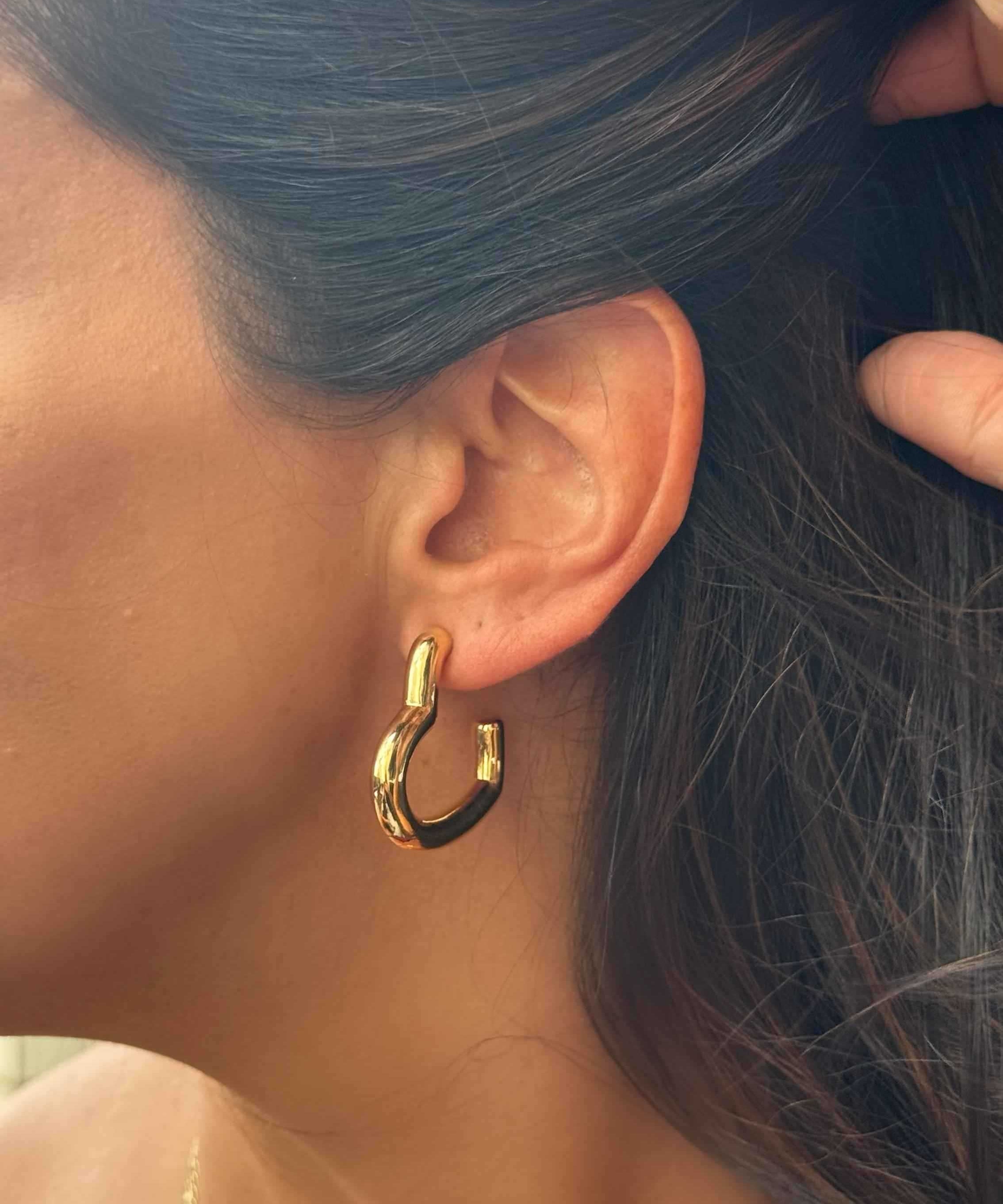 Brinco argola tubo coração em ouro 18k