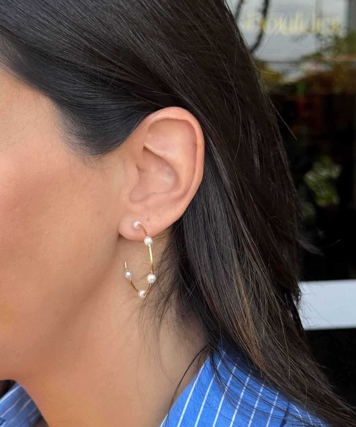 Brinco argola com pérolas em banho de ouro 18k