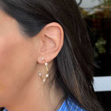 Brinco argola com pérolas em banho de ouro 18k