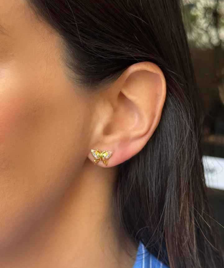 Brinco borboleta cravejado com zircônias coloridas em banho de ouro 18k