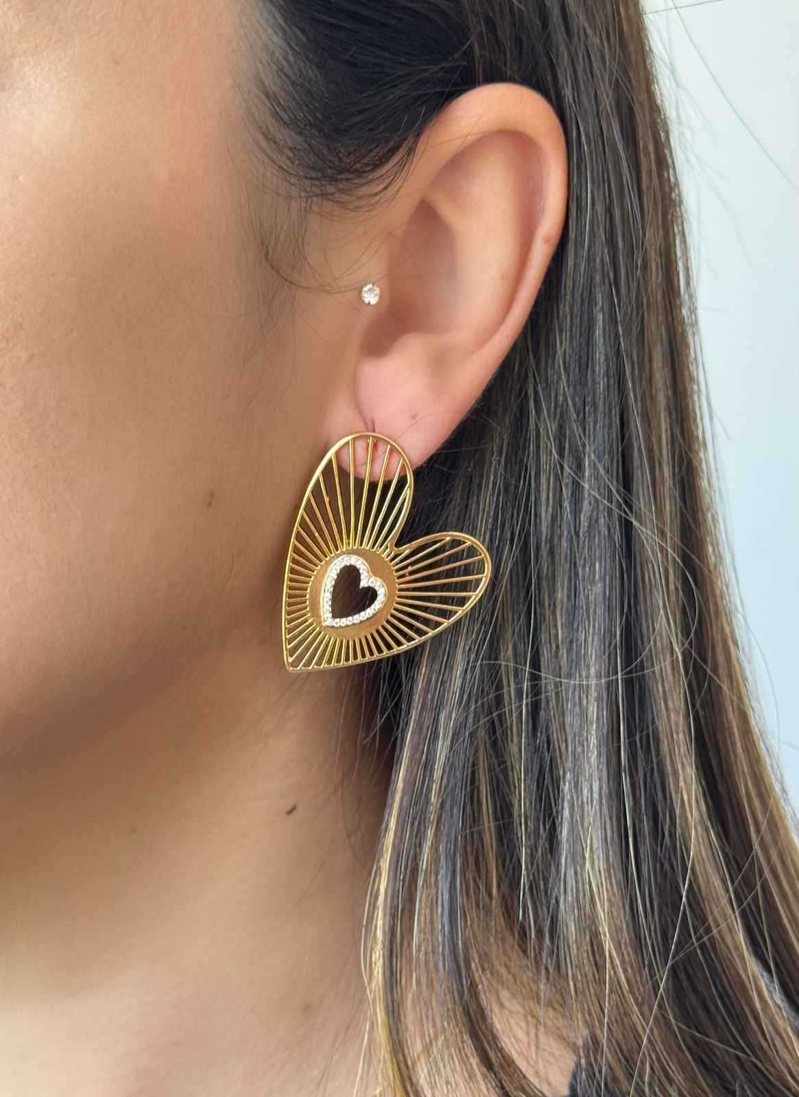 Brinco coração telado em banho de ouro 18k