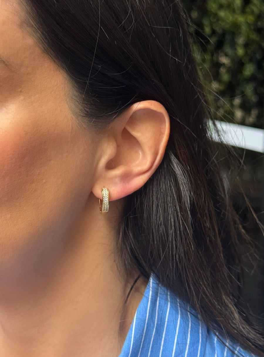 Brinco de argola coração micro cravejada com zircônias em banho de ouro 18k