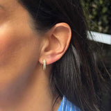 Brinco de argola coração micro cravejada com zircônias em banho de ouro 18k