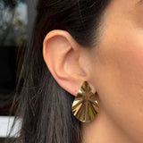 Brinco gota orgânico martelado em banho de ouro 18k