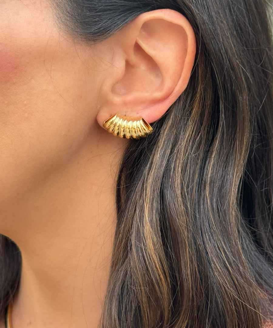 Brinco wave textura em banho de ouro 18k