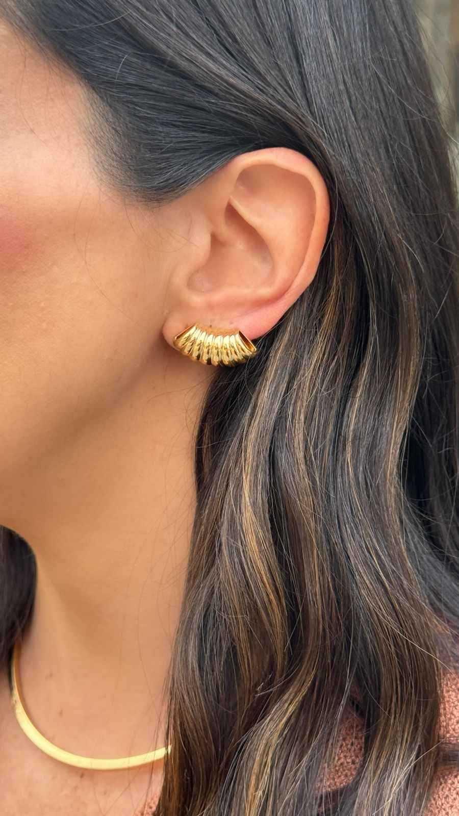 Brinco wave textura em banho de ouro 18k