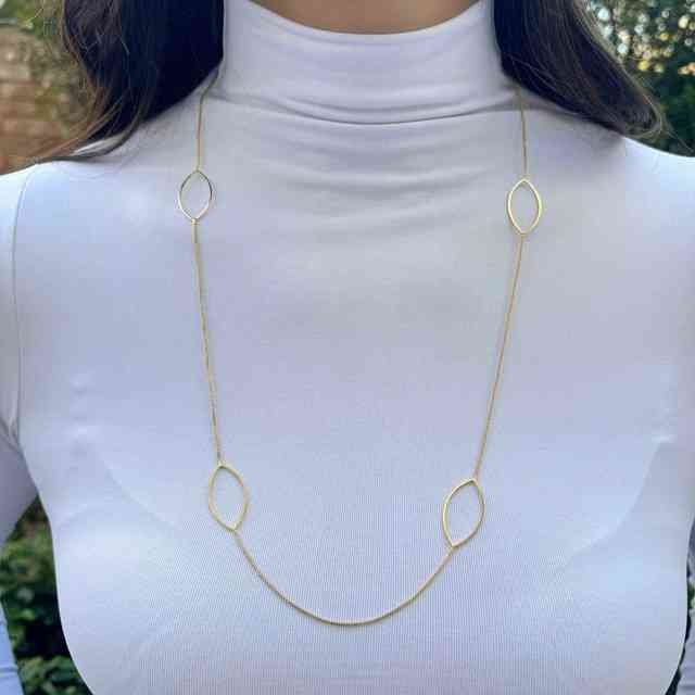 Colar folhas vazadas em banho de ouro 18k